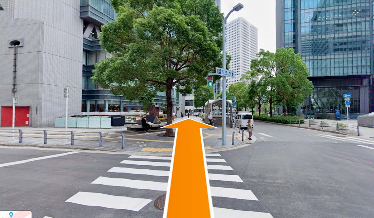 横断歩道を渡り、梅田スクエアビルディング沿いの道を通ります。