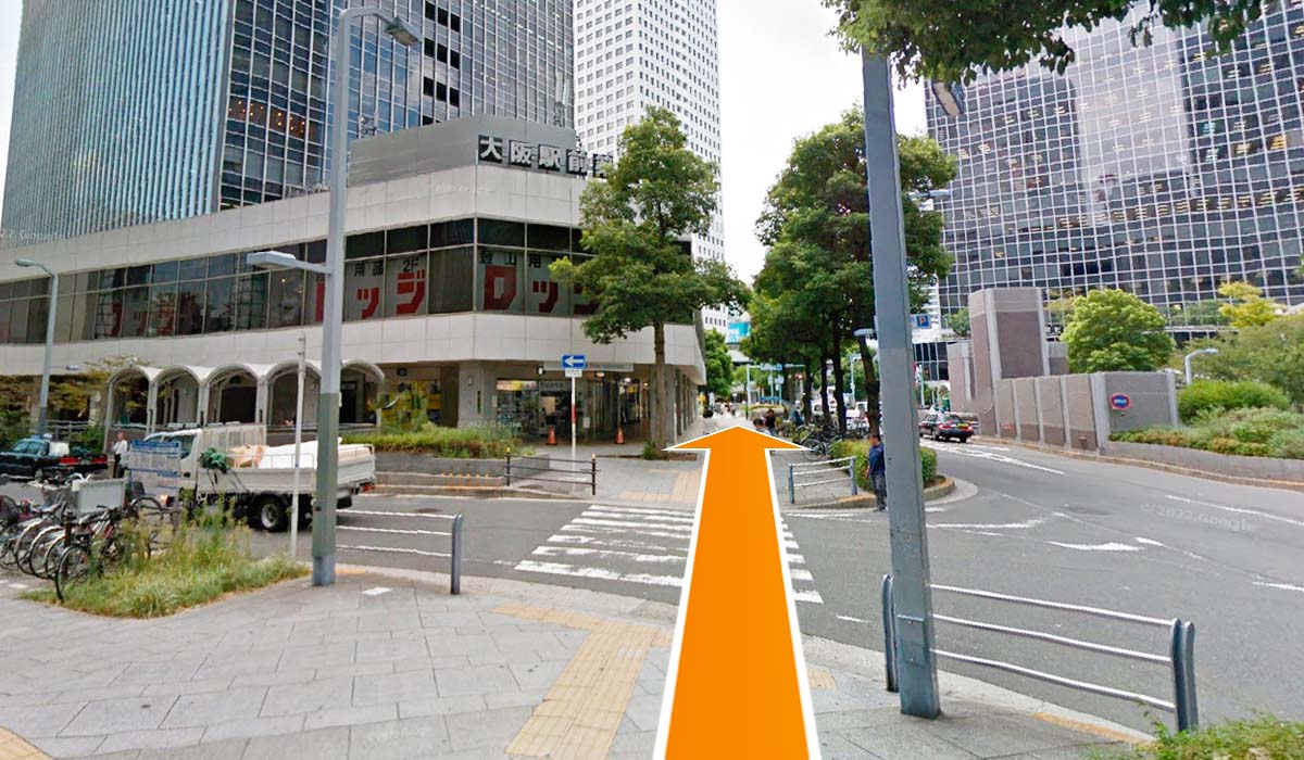 大阪駅前第4ビルの沿いの道を通ります。