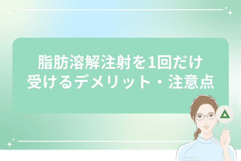 三角マークの札を持ち説明する表情の女性